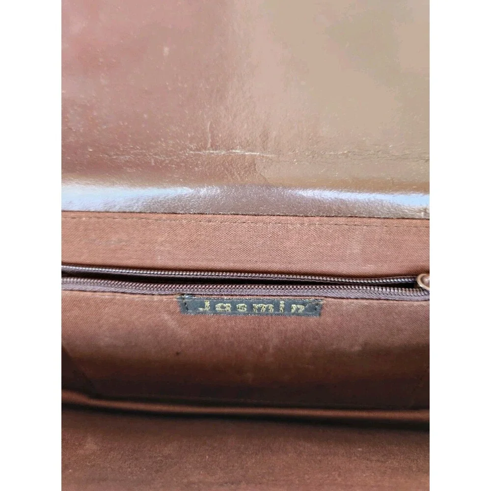Unbranded strap has